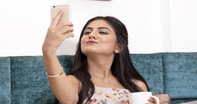 Woman taking a selfie - Beauty Ideals