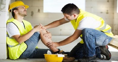 Injured Man in Hardhat - 5 Important Things to Do When You Get an Injury at Work