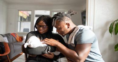 Young couple with new baby - Shopping with Kids