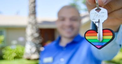 Realtor holding house key with heart keychain - A Simple Guide for Realtors