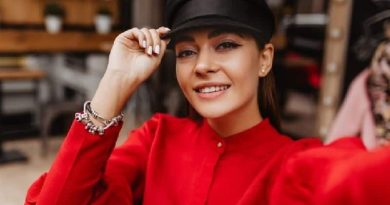 Chic Jewellery Styles For 2021 Woman in Red Dress with Black Hat