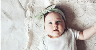 Wholesale Baby Headband Baby Girl Wearing a Headband