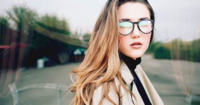 fit guide for aviator readers Woman wearing aviator style glasses