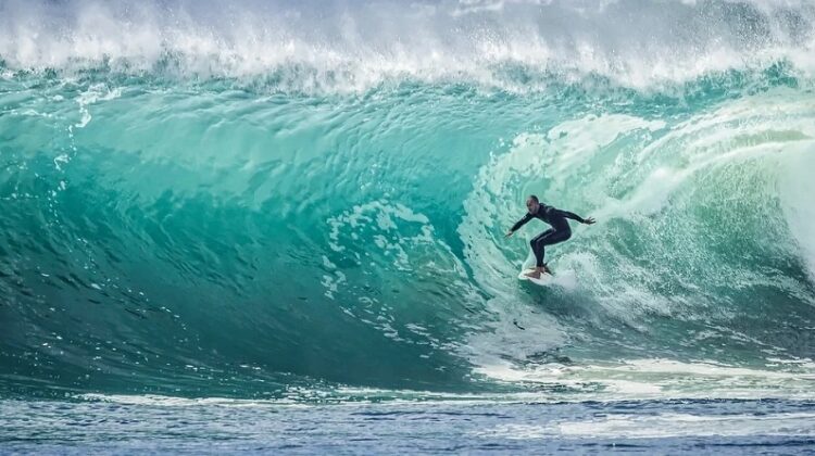 6 Mistakes You Must Avoid While Surfing! / Man surfing a large wave
