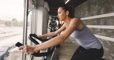 Tips To Deal With Sweaty Gym Hair / Woman working out at the gym