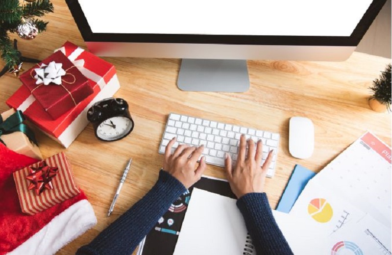 Holiday Desk with Presents Flatlay / Gifts Your Colleagues Will Appreciate