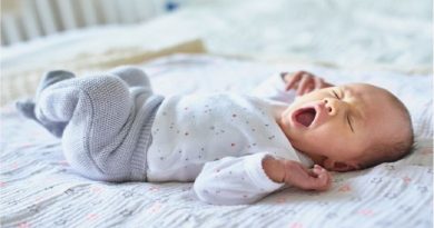 How to Dress a Child for Sleep / Yawning sleepy baby in crib