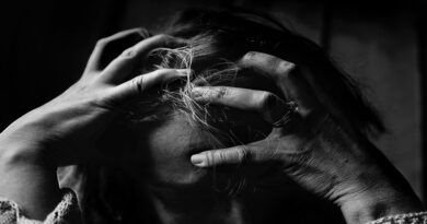 Ways to Deal With Stressful Life Events / Black and White Image of stressed woman with her hands on her head