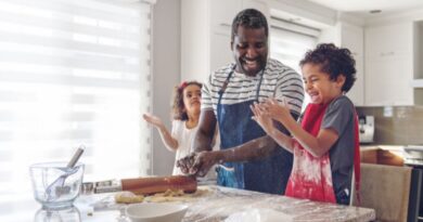 Fun Things to Do With Children / Dad cooking with his kids