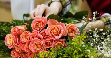 Luxury Flower Delivery Services / Florist working on a rose bouquet