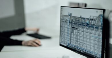 How to Choose An Architect / Architect making plans on a computer