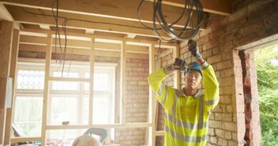 Choosing an Electrician / Electrician wiring a home