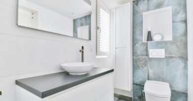 10 Practical Ideas on How to Make Your Small Bathroom Feel Bigger / Small Modern Bathroom in whites and greys with large mirror