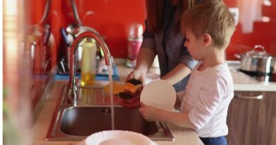 Help Your Child Build Self-Confidence / Little Boy Helping his Mother Wash the Dishes