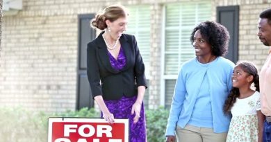 Where to Buy Your New Home? / Real Estate Agent with a Young Family