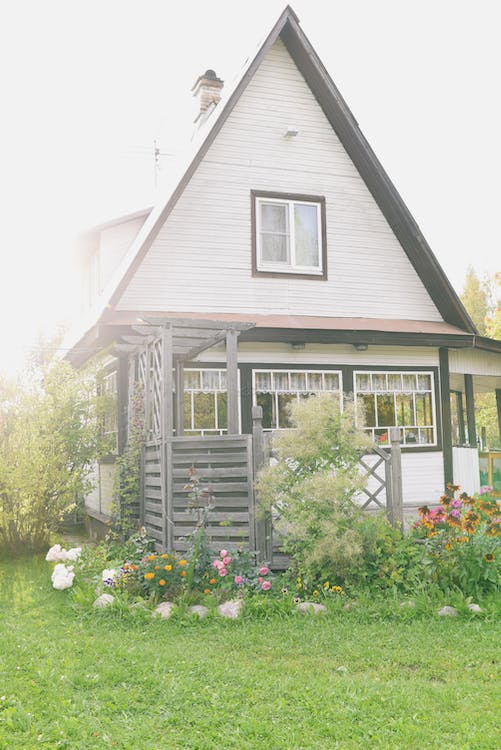 Why It's Time to Downsize / Small high pitched roof cottage