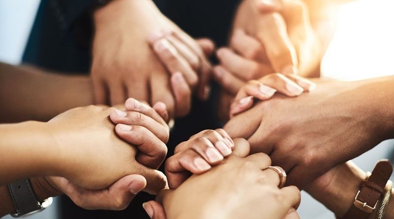 Why Choose a Women’s Drug Rehab Center? / Women holding hands in support of each other