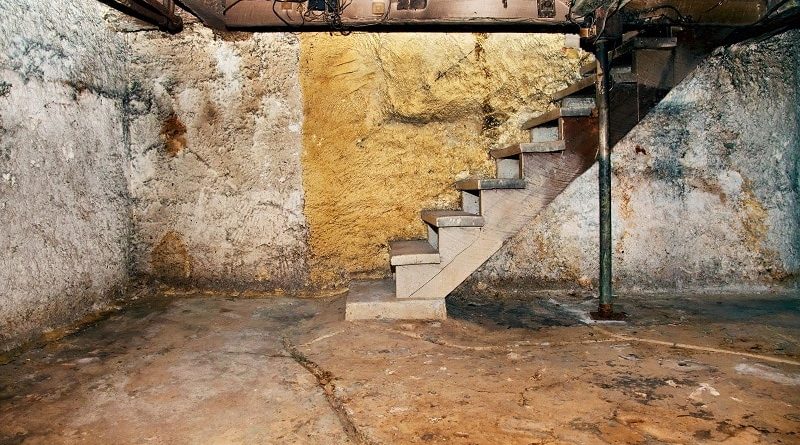 4 Tips and Tricks to Maximize Your Basement's Functionality / Old unfinished home basement