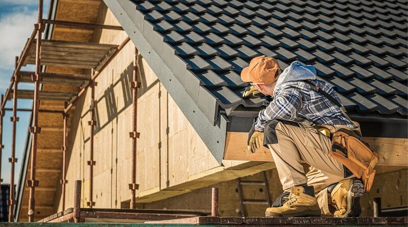 Tips From Expert Roofing Contractors on Hiring a Pro / Roofing contractor at work