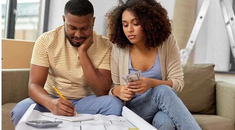 5 Tips To Craft A Budget When Buying A New Home / Couple going over a budget for a new home purchase