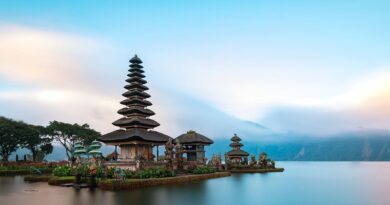 Small Temple on the Water / Vacation in Thailand and Bali
