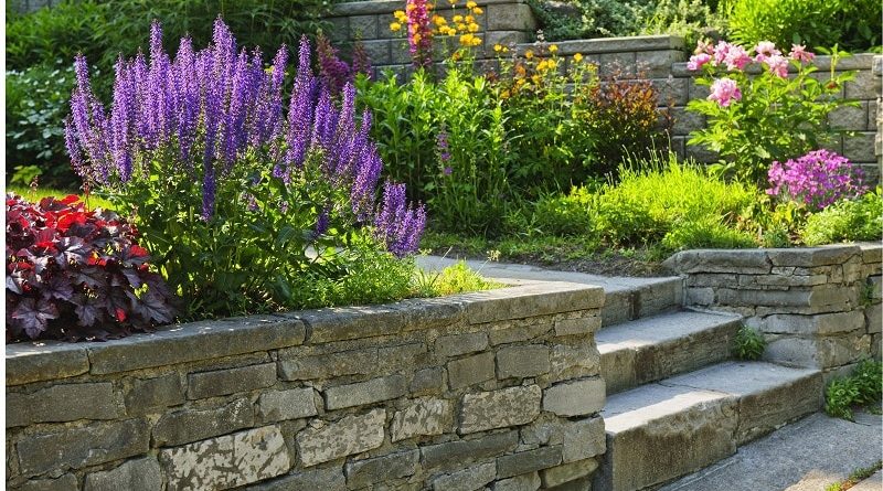 Retaining Wall Ideas for Your Garden / Beautiful Garden with retaining walls