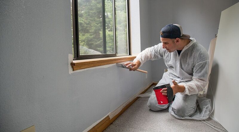 Tips for Choosing the Right Interior Painting Company / Professional painting the interior of a home