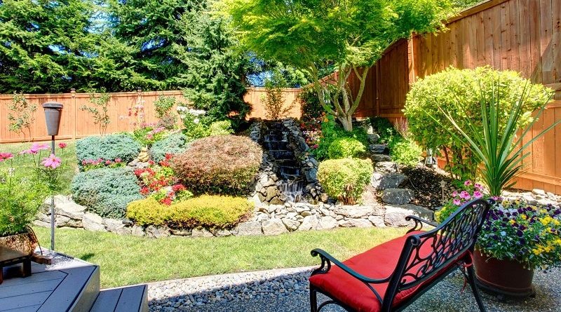 Beautifully Landscaped Back Patio and Garden Space / 5 Décor Ideas to Spruce Up Your Outdoor Space