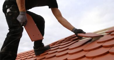 Roofer laying new roofing tiles / Finding Reliable Roofing Companies