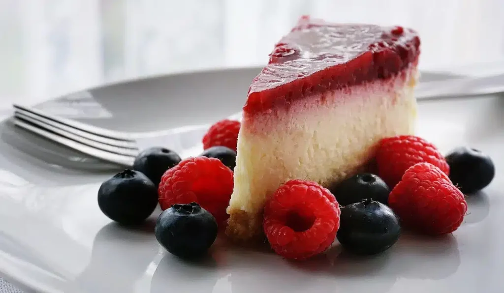 Slice of cheesecake with raspberries and blueberries / 5 Irresistible Dessert Recipes