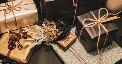 Elegantly Wrapped Gifts / How To Choose the Perfect Gift for Your Partner