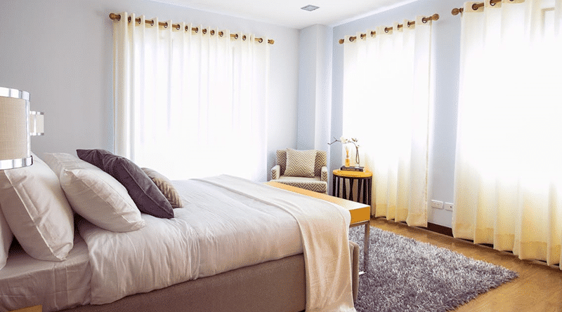 Bright Airy Bedroom in Neutral Tones / Small Changes To Upgrade Your Bedroom