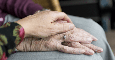 Elderly Hands / Looking After Health As You Age Is Going To Be Tough