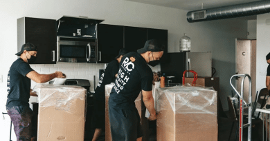 Men opening boxes with appliances / How Do You Choose The Right Team For Your Home Renovation?
